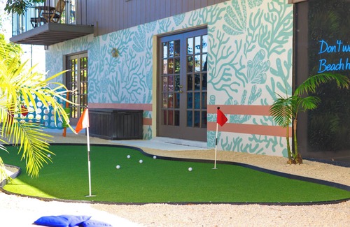 Seminole House | Retreat~HEATED Pool~SECRET Gameroom~Minigolf~Hottub~