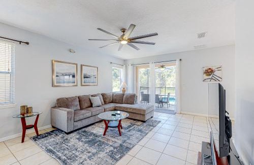 Sandy Ridge House | Retreat with a Bang