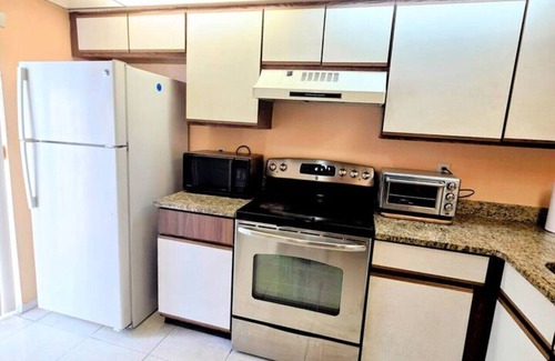 Buena Ventura Lakes Apartment | Retro 3 Bedroom Economy Family Home w/pool access!