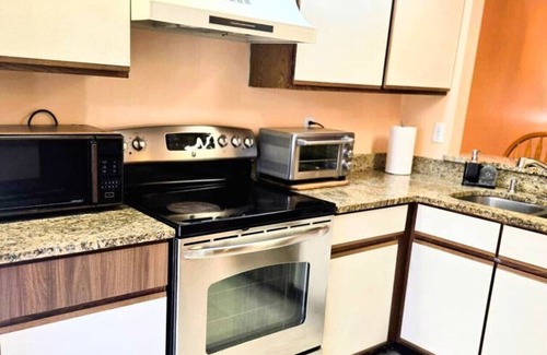 Buena Ventura Lakes Apartment | Retro 3 Bedroom Economy Family Home w/pool access!