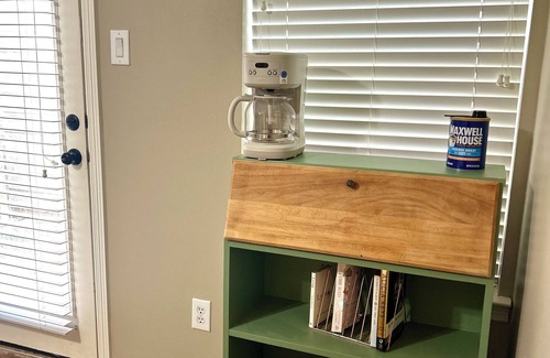 Shady Acres Apartment | Retro Retreat in the Greater Heights