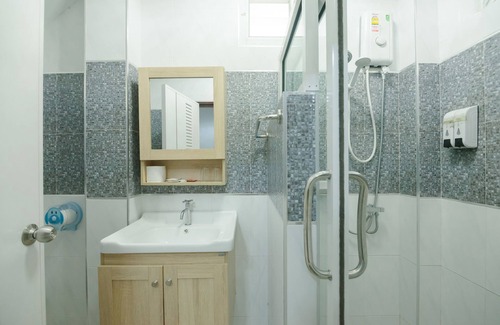 Chom Bueng Resort | Reuan Chom Dao Resort