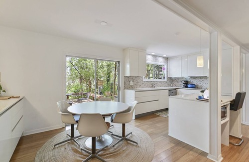 College Station House | Reunion House: 6BR/4.5BA midcentury modern gem, 12 minutes from Kyle Field