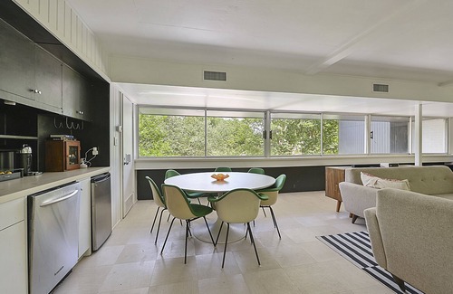 College Station House | Reunion House: 6BR/4.5BA midcentury modern gem, 12 minutes from Kyle Field