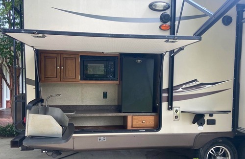 College Station House | Reveille RV Resort Bryan 5mi to Downtown 10 to Kyle Field! GLAMPING, sleeps 6!