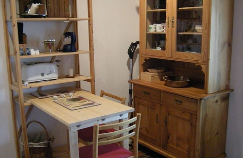 Dipperz Apartment | RHÖN-ANTIK" apartment with wood-burning stove and terrace for barbecuing.