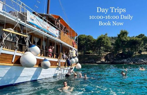 Zadar Old Town Boat Rental | Rhythm Floating Hostel - Zadar