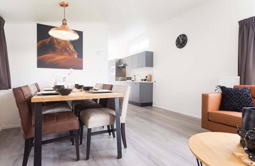 Nieuwerkerk aan den IJssel Ski Chalet | ✓ Rialto at Parc de IJsselhoeve ✓ Holiday home for 6 persons ✓ Located in Nieuwerkerk aan den IJssel (Zuid-Holland) ✓ Holiday park next to the IJssel ✓ Book directly through the park