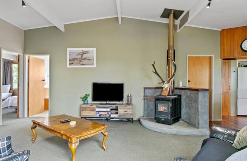 Nukuhau House | Richards - Spacious, charming, private and cosy, with Spa Bath and large outdoor deck