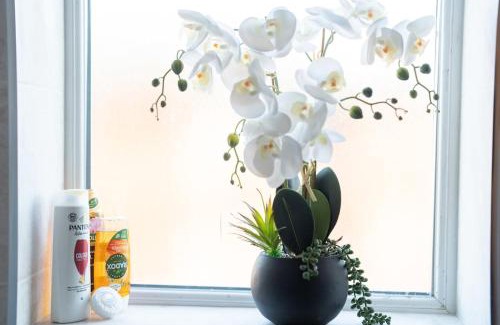 Manchester Apartment | Richmond Retreat - Luxurious and comfortable spacious 2 floor apartment