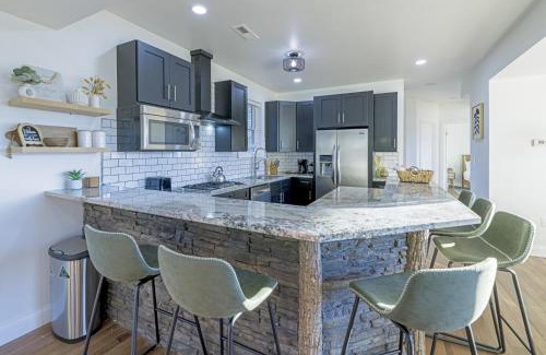Haywood Villa | Ridgetop Hideaway 12-Guest Oasis with Hot Tub & Epic Views Near Winery Tours & Trails - Pets are allowed by request