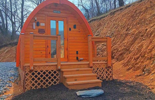 Wilson Creek Cabin | Ridgetop Retreat Cabin at Highland Hideaways - Arcade & Drive-in Theater