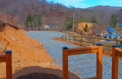 Wilson Creek Cabin | Ridgetop Retreat Cabin at Highland Hideaways - Arcade & Drive-in Theater