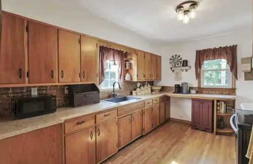 Laurelville Cottage | Ridgeview Cottage - 6 miles to the Rock House!