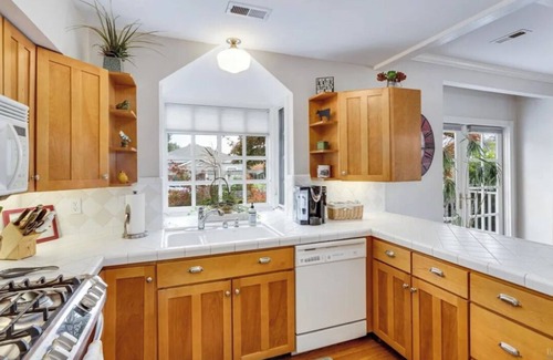 Sonoma House | Right in the heart of SONOMA PLAZA - Adorable, Historical 1865 Victorian!