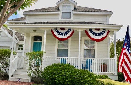 Sonoma House | Right in the heart of SONOMA PLAZA - Adorable, Historical 1865 Victorian!
