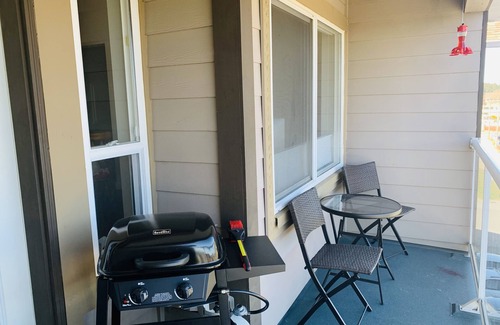 Ladysmith Condo | Right off Main Street, near delicious bakeries and more.10 minute walk to beach!