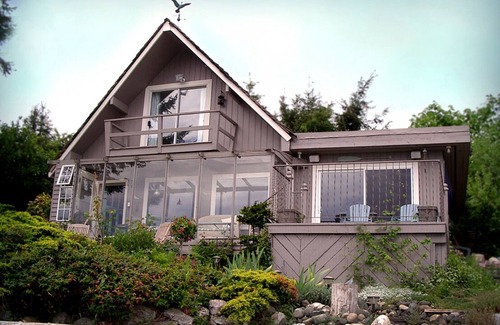 Union Bay House | Right on The Beach in The Comox Valley!
