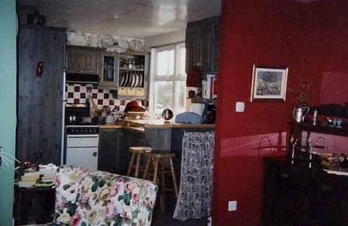 Letterard House | Right on the sea front bright bungalow with big secluded garden