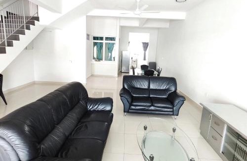 Jenjarom House | Rimbayu Homestay 12 - Quayside Mall - Kota Kemuning