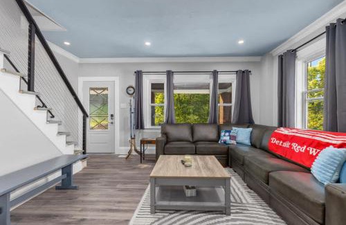 Grand Rapids House | Rink Side Retreat