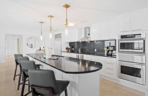 Central Beach Condo | Ritz-Carlton Luxury | Oceanfront 2BR on 16th Fl