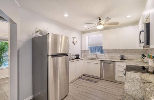 Laurel Park House | Ritzy Palms Downtown Estate-5 minutes to beach-walking distance to downtown!