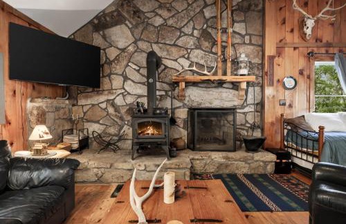 Great Cacapon Ski Chalet | River Access Loft Deck WiFI & Pet Friendly