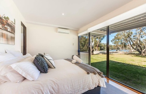 Moama House | River Chillin - Waterfront holiday home with boat ramp and private pontoon