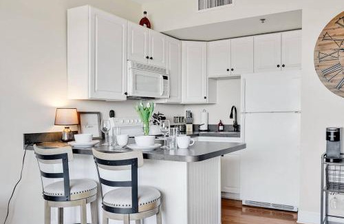 Wilmington Historic District Apartment | River FRONT | SuperHost | Free Parking!