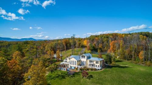 Catskill House | River House by AvantStay Historic Secluded Estate on the Hudson River w Pool Sleeps 24