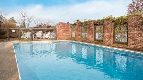 Catskill House | River House by AvantStay Historic Secluded Estate on the Hudson River w Pool Sleeps 24