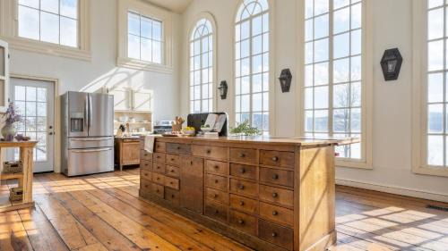 Catskill House | River House by AvantStay Historic Secluded Estate on the Hudson River w Pool Sleeps 24