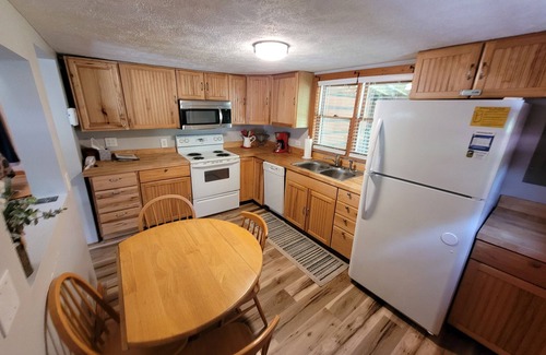 Warrensville Cabin | River Otter Cottage On The New RivernPerfect for couples or family adventure