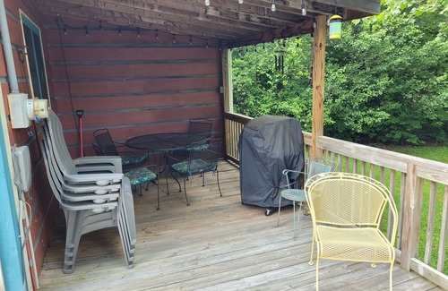 Warrensville Cabin | River Otter Cottage On The New RivernPerfect for couples or family adventure