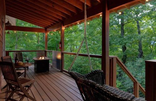 Horse Shoe House | River Rock Cabin - Comfortable, Private Home with King Beds & Mountain Views