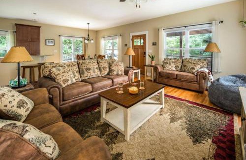 Horse Shoe House | River Rock Cabin - Comfortable, Private Home with King Beds & Mountain Views