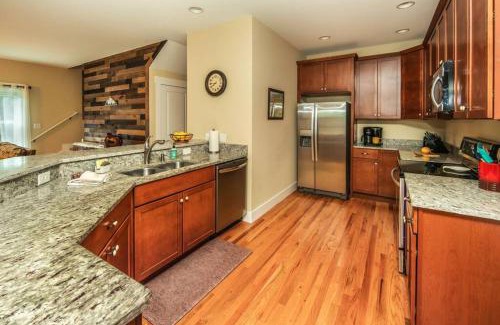Horse Shoe House | River Rock Cabin - Comfortable, Private Home with King Beds & Mountain Views