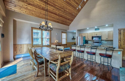 Dillon Condo | River Run Village Walk To Gondola Pool Hot Tubs Restaurants and Shops DELUXE