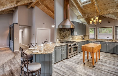 Kernville House | Riverfront 3BR w/Dock—Siletz Sanctuary II 30+ Nights Lincoln City & Depoe Bay