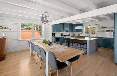 Marshall Cabin | Riverfront Lodge w/Hot Tub, Game Room & Views + Biltmore Pass