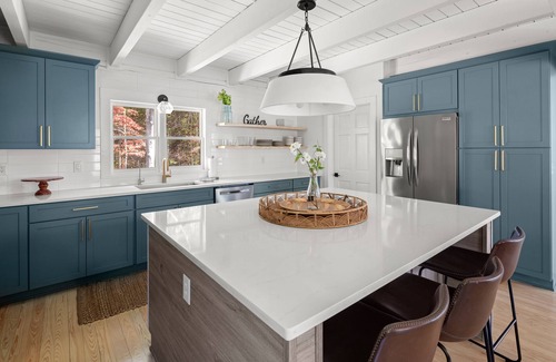 Marshall Cabin | Riverfront Lodge w/Hot Tub, Game Room & Views + Biltmore Pass