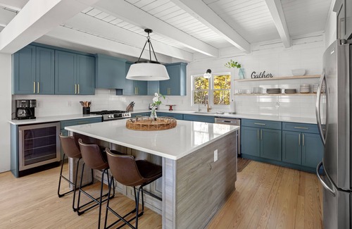 Marshall Cabin | Riverfront Lodge w/Hot Tub, Game Room & Views + Biltmore Pass