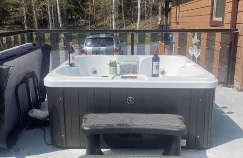 Strong Villa | Riverfront Retreat **HOT TUB** WiFi at the edge of Muskoka