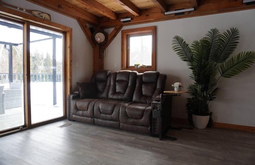 Strong Villa | Riverfront Retreat **HOT TUB** WiFi at the edge of Muskoka