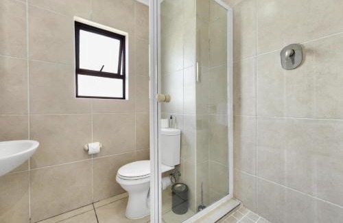 Rondebosch Apartment | Rivers Edge Apartment in Rondebosch with Balcony