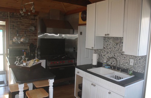 Portsmouth House | Riverside Bungalow Shortterm discounts for extended stay! Fall Specials!