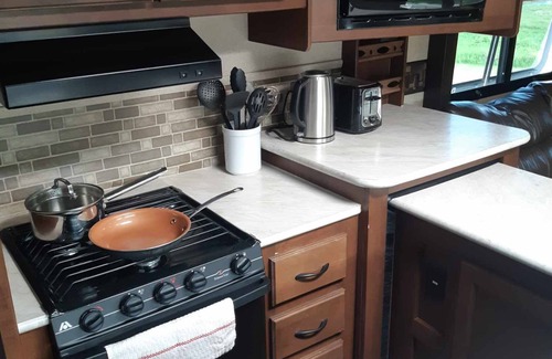 Mavillette House | Riverside Camper in Mavillette - Cozy and Modern