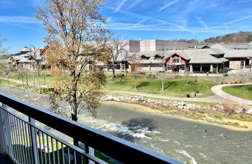 Pigeon Forge Condo | Riverside Condo W Mt. LeConte Views/Pigeon Forge