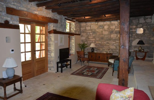 Vasa Koilaniou House | Riverside Cottage